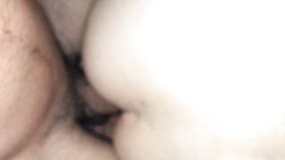 La troia prima si ubriaca e poi lo prende in culo