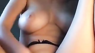 Biondona si masturba