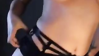 Biondona si masturba