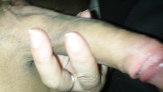 MI ACCAREZZA IL CAZZO CON LE LABBRA