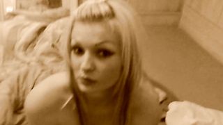 Anteprima del video: Biondina bravissima mi succhia il cazzo