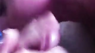 Con la mano e la bocca fino a farmi sborrare!