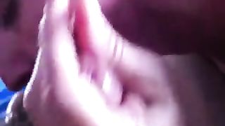 Con la mano e la bocca fino a farmi sborrare!