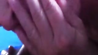 Con la mano e la bocca fino a farmi sborrare!