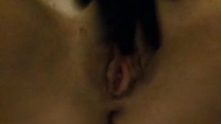 Marika si masturba con un dildo