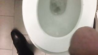 Public masturbation on toilette!