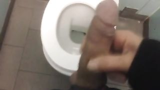 Anteprima del video: Public masturbation on toilette!