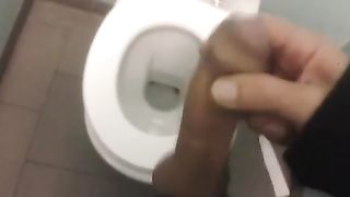 Public masturbation on toilette!