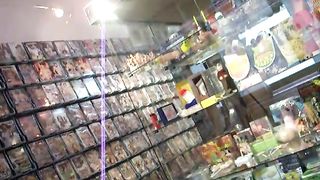 Mi mettono un dildo nel culo al sexy shop