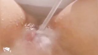 Mi sfondo la vagina da sola