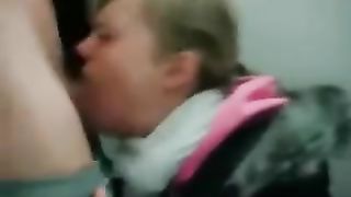 I gola profonda di una bella bionda