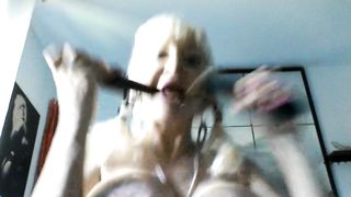 MANYA E LA SUA CARRETTATA DI CETRIOLI IN CULO...