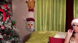 Giovane bella ragazza in abito natalizio