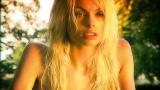 Bella zoccola bionda fa sesso in mezzo alla natura