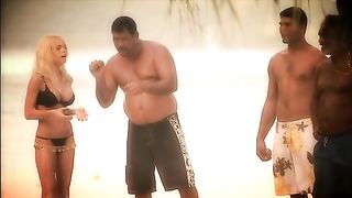 Bella zoccola bionda fa sesso in mezzo alla natura