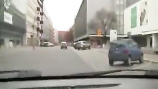 Scopata in un parcheggio