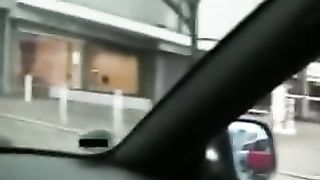 Scopata in un parcheggio