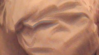 COUGAR CON LE DITA IN FIGA