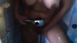 Mentre la tettona si fa una doccia