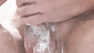 Si insapona il cazzo