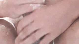 Si insapona il cazzo