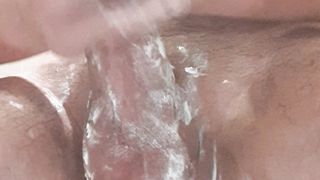 Si insapona il cazzo