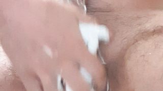 Si insapona il cazzo