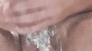 Si insapona il cazzo