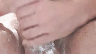 Anteprima del video: Si insapona il cazzo