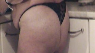 ROSALINDA HOLE (NAPLES) STREAPTEASE IN CUCINA.