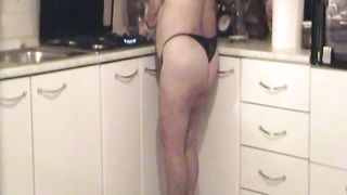 ROSALINDA HOLE (NAPLES) STREAPTEASE IN CUCINA.