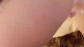 Travesta in calze bianche e gonnellino