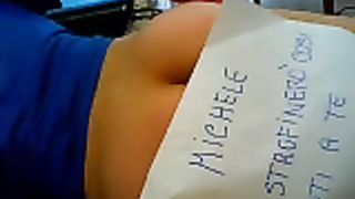 Self-spanking mentre mi struscio a pancia sotto