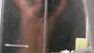 Mia moglie sotto la doccia