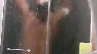 Mia moglie sotto la doccia