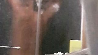 Mia moglie sotto la doccia