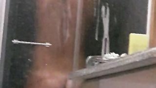 Mia moglie sotto la doccia