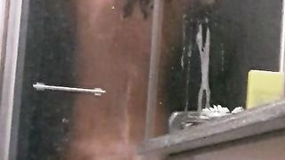 Mia moglie sotto la doccia