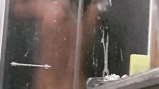 Mia moglie sotto la doccia