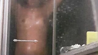 Mia moglie sotto la doccia