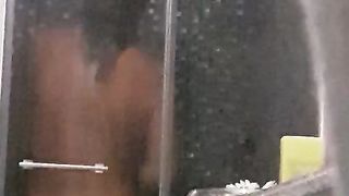 Mia moglie sotto la doccia