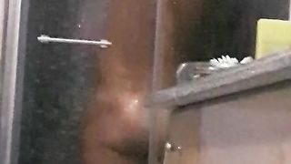 Mia moglie sotto la doccia