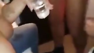 GUARDATE come ci succhia il cazzo la PUTTANAAAA !