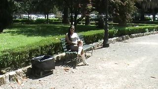Maryelyn, si rilassa comodamente nei giardini pubblici su una panchina e finisce col fare sesso sfrenato  a casa di lui