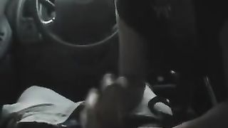 Pompa in auto da bella biondina