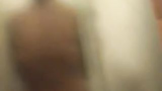 Compagna filmata in doccia