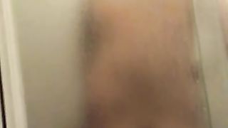 Compagna filmata in doccia