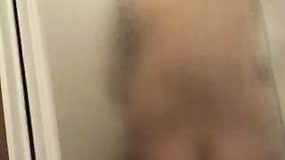 Compagna filmata in doccia