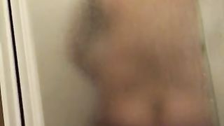 Compagna filmata in doccia