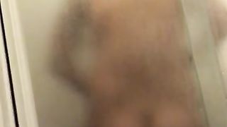 Compagna filmata in doccia